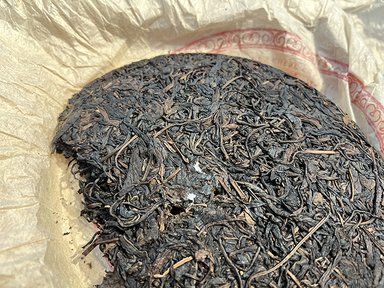 图为春城茶厂2003年千家寨野生青饼