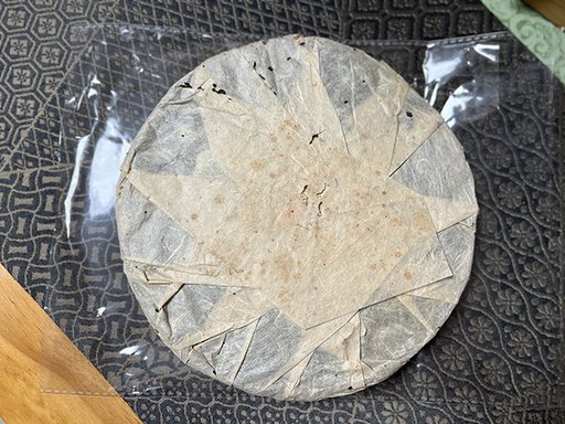 图为80年代末下关双飞红印铁饼