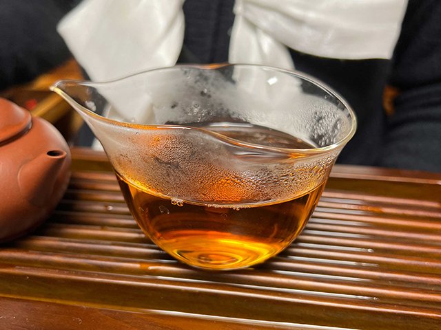 图为80年代末下关双飞红印铁饼