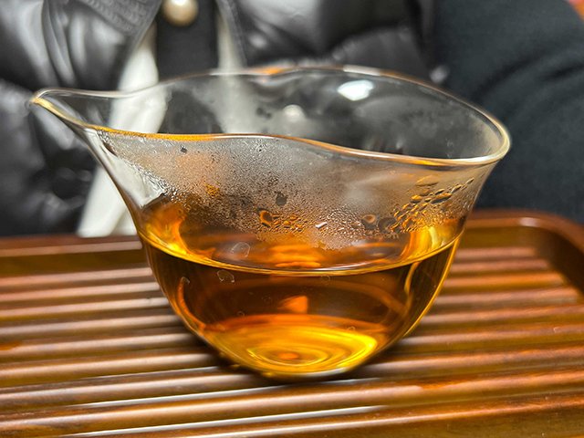 图为80年代末下关双飞红印铁饼