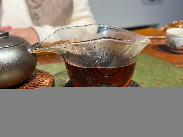 图为春城茶厂1988年春城铁饼熟茶