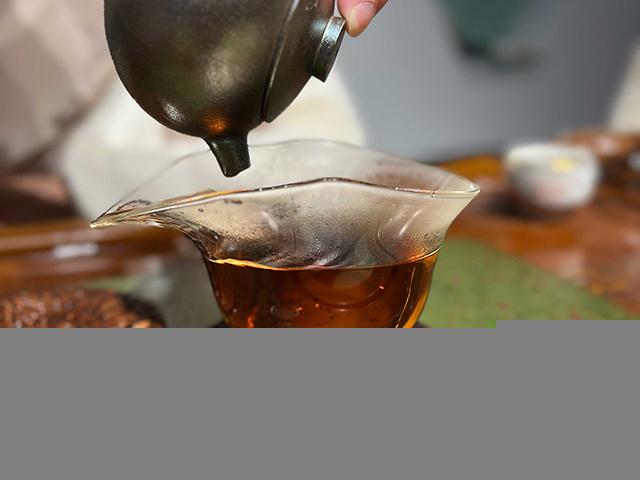 图为春城茶厂1988年春城铁饼熟茶