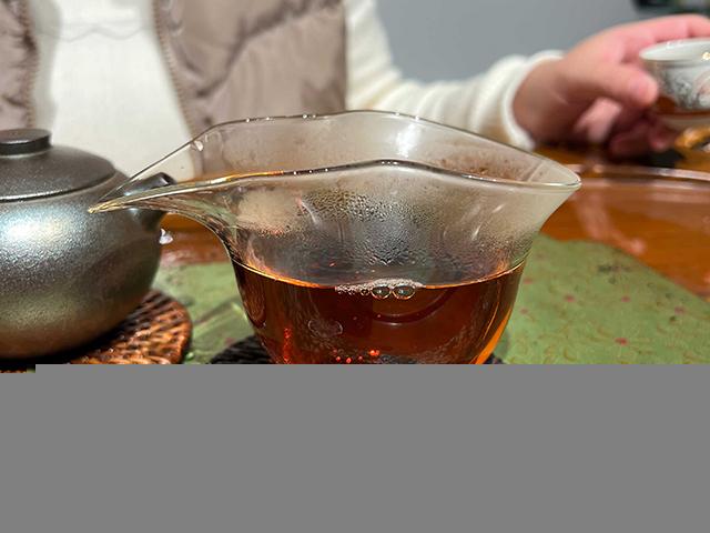图为春城茶厂1988年春城铁饼熟茶