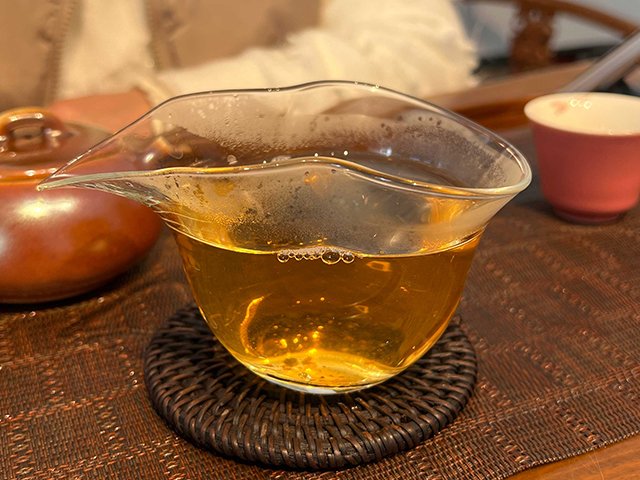 图为2016年班章茶王青饼