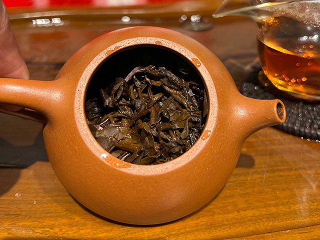 图为茗普号2002年易武古树青饼125克饼