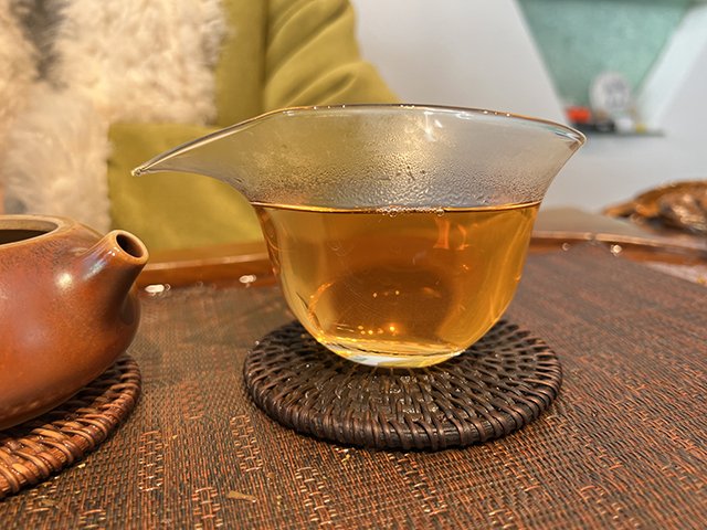 图为春城茶厂2003年千年野生古树茶饼