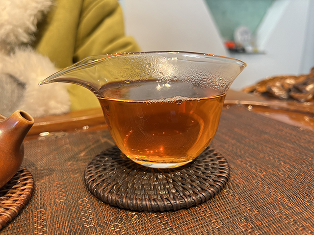 图为春城茶厂2003年千年野生古树茶饼