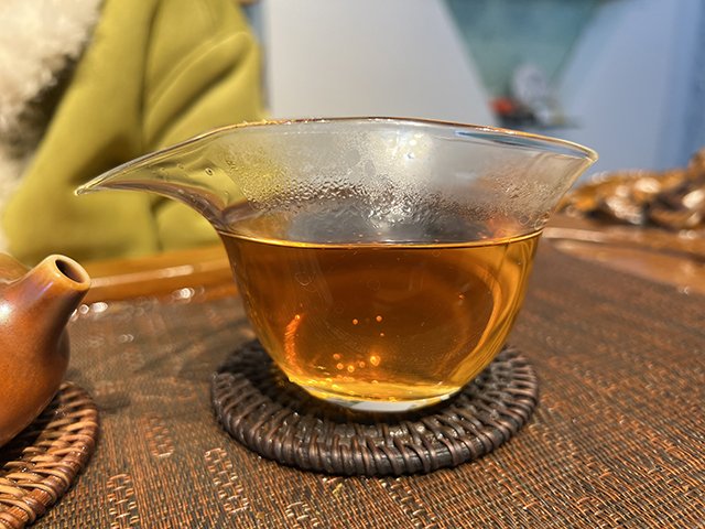 图为春城茶厂2003年千年野生古树茶饼