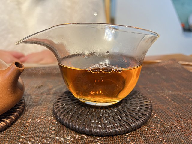 图为茗普号2002年易武古树青饼125克饼