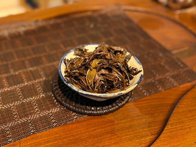 图为茗普号2002年易武古树青饼125克饼