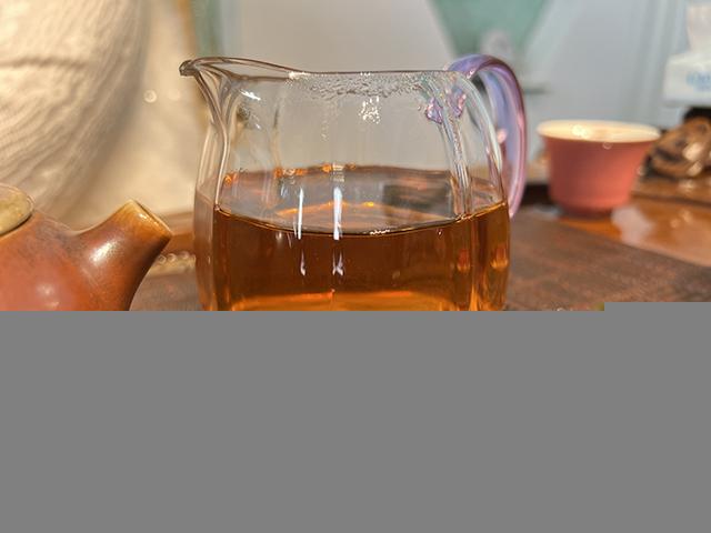 图为春城茶厂2003年攸乐七子饼茶易武款