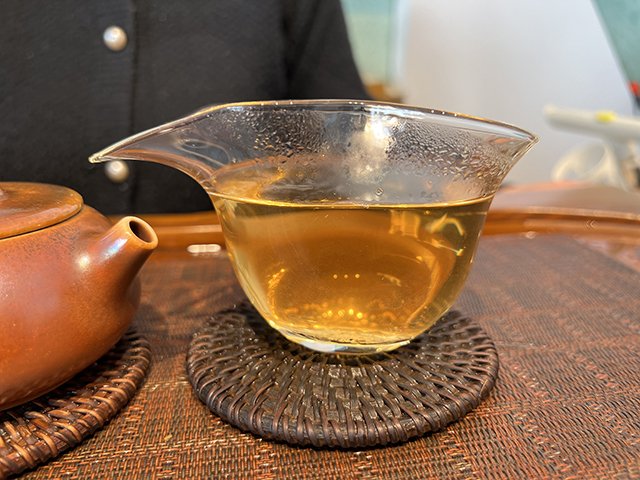 图为春城茶厂2006年易武春尖青饼