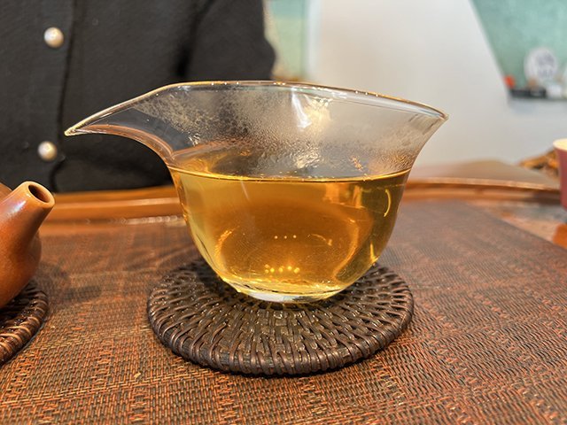 图为春城茶厂2006年易武春尖青饼