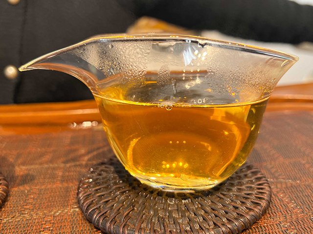 图为春城茶厂2006年易武春尖青饼