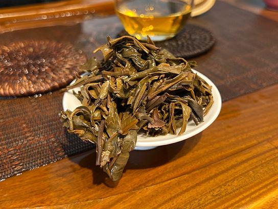 图为春城茶厂2006年易武春尖青饼