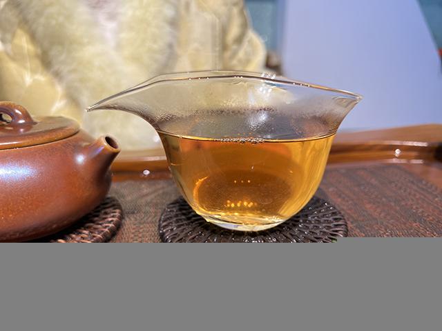 图为春城茶厂2003年攸乐七子饼茶易武款