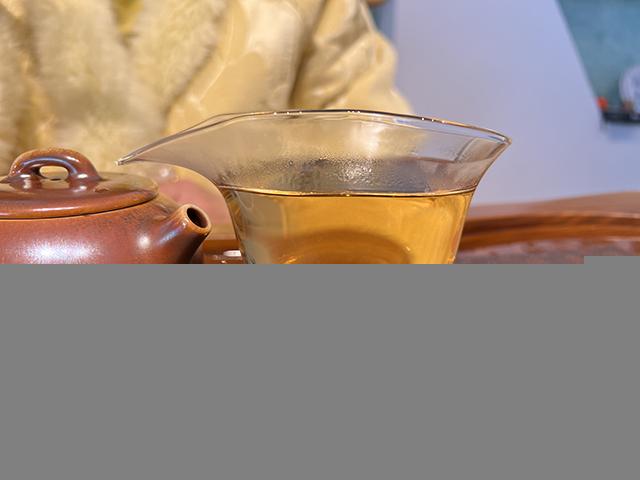 图为2005年黎明茶厂乔木茶王400克青饼