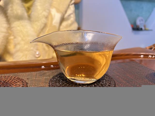 图为2005年黎明茶厂乔木茶王400克青饼