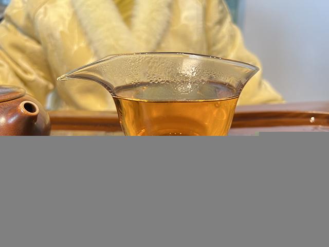 图为2005年黎明茶厂乔木茶王400克青饼