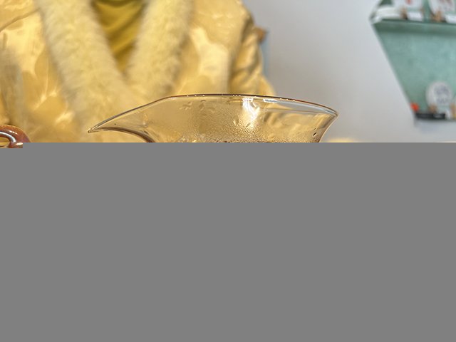 图为2005年黎明茶厂乔木茶王400克青饼