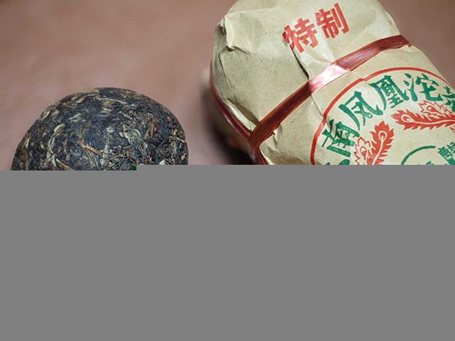 图为土林牌2001年凤凰沱特制青沱