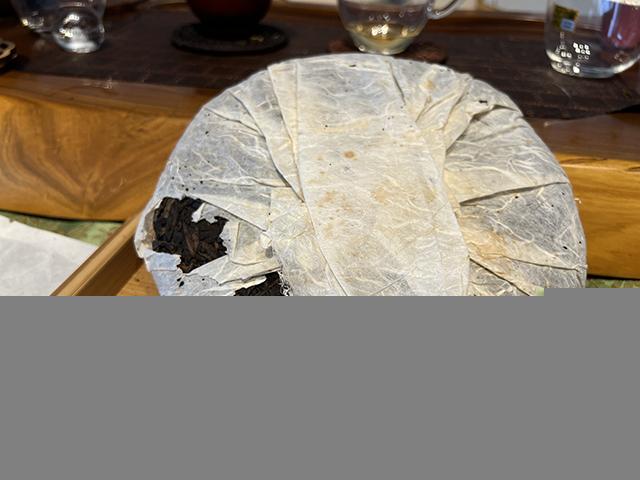 图为春城茶厂马帮牌2002年攸乐青饼蛮砖款