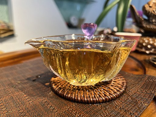图为春城茶厂马帮牌2002年攸乐青饼蛮砖款