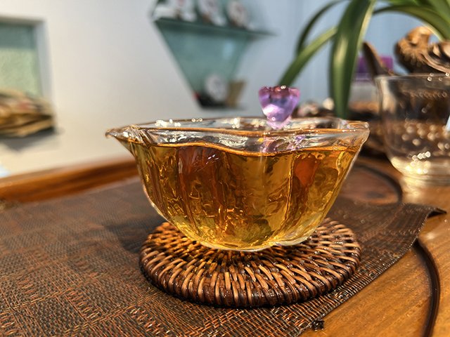 图为春城茶厂马帮牌2002年攸乐青饼蛮砖款