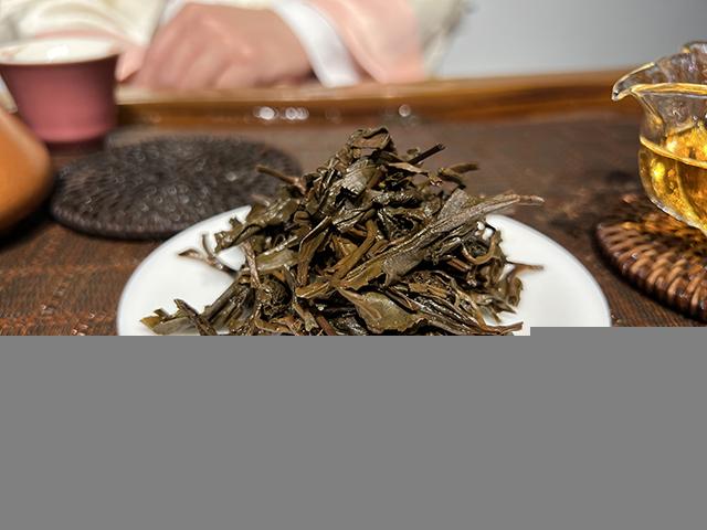 图为春城茶厂马帮牌2002年攸乐青饼蛮砖款