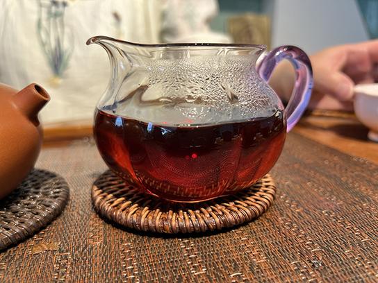 图为2004年玫瑰大益金丝带熟茶
