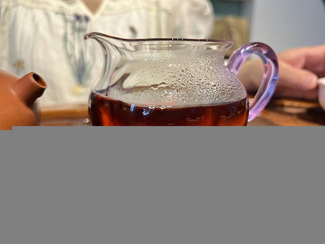 图为2004年玫瑰大益金丝带熟茶