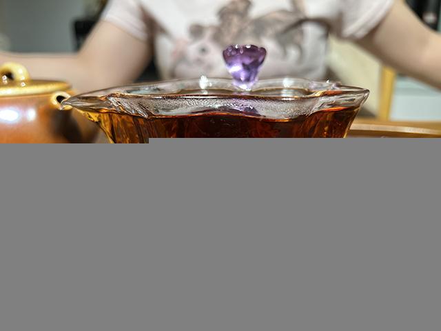 图为鸿泰昌1977年远年七子饼茶青饼