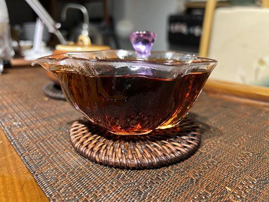 图为鸿泰昌1977年远年七子饼茶青饼