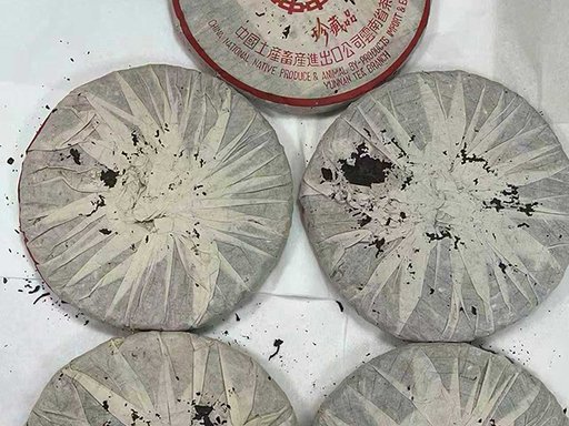 图为勐海茶厂80年代黄印青饼