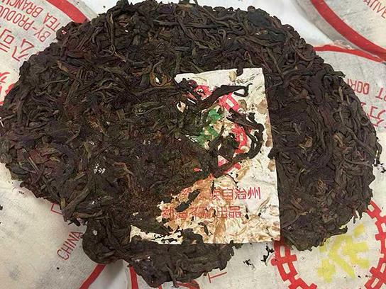 图为勐海茶厂80年代黄印青饼