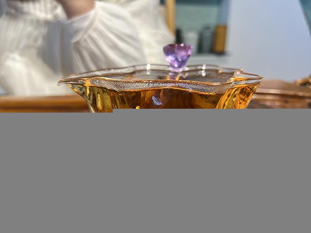 图为勐海茶厂80年代黄印青饼
