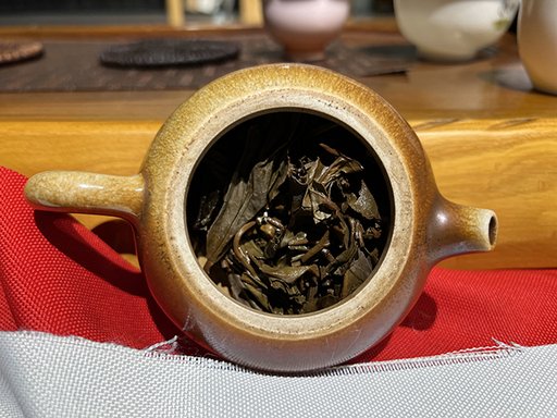 图为定制款2003年班章青饼
