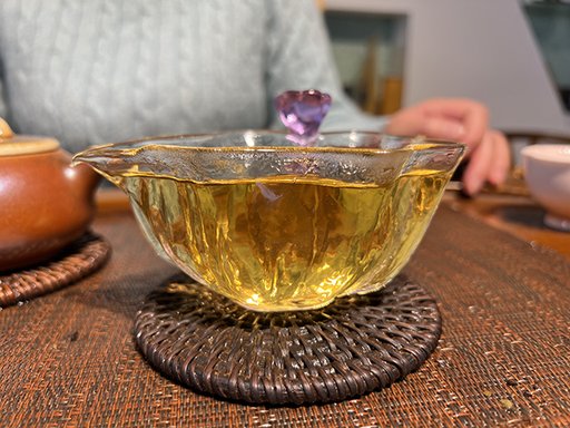 图为贡沱驿2006年景迈古树普洱茶小饼