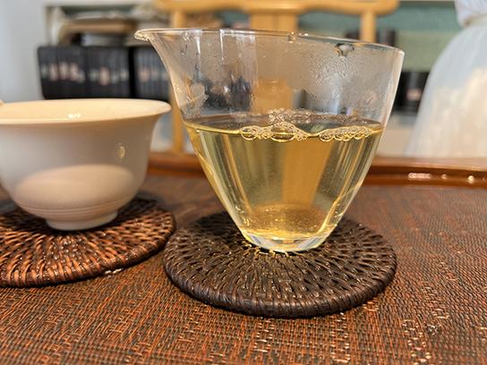 图为2023年老班章挑采古树茶散料品鉴