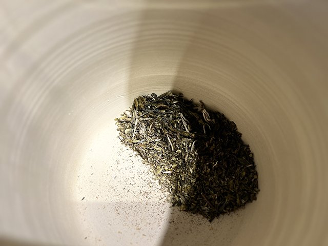 图为2023年老班章挑采古树茶散料品鉴