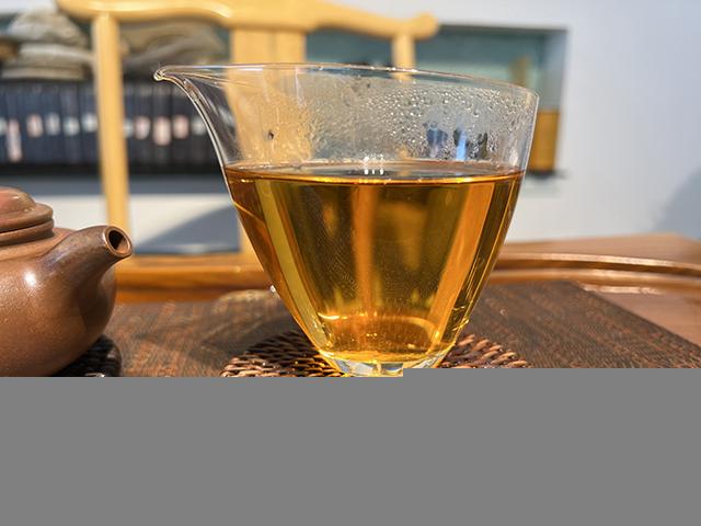 图为春城茶厂马帮牌2002年攸乐青饼蛮砖款