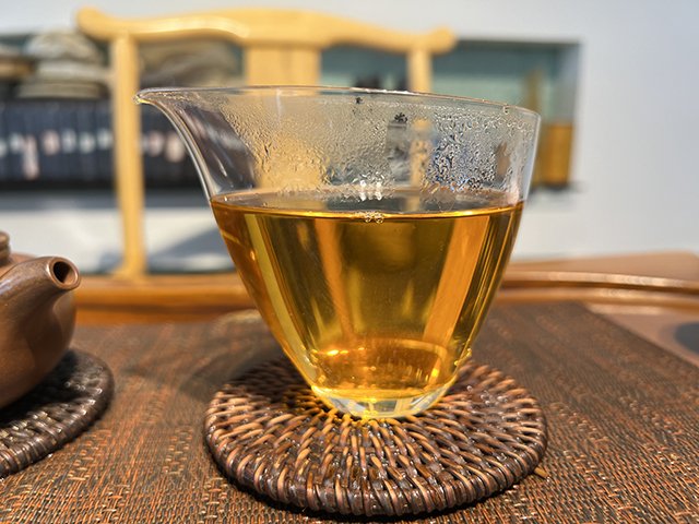 图为春城茶厂马帮牌2002年攸乐青饼蛮砖款