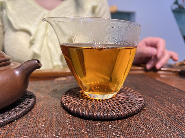 图为春城茶厂马帮牌2002年攸乐青饼蛮砖款