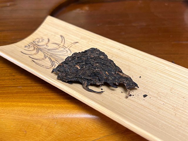 图为1986年紫天普洱茶砖300克