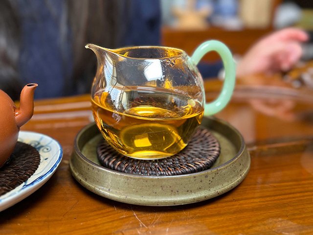 图为1986年紫天普洱茶砖300克