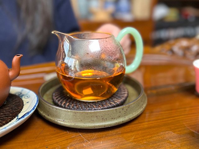 图为1986年紫天普洱茶砖300克