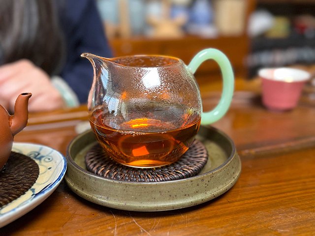 图为1986年紫天普洱茶砖300克