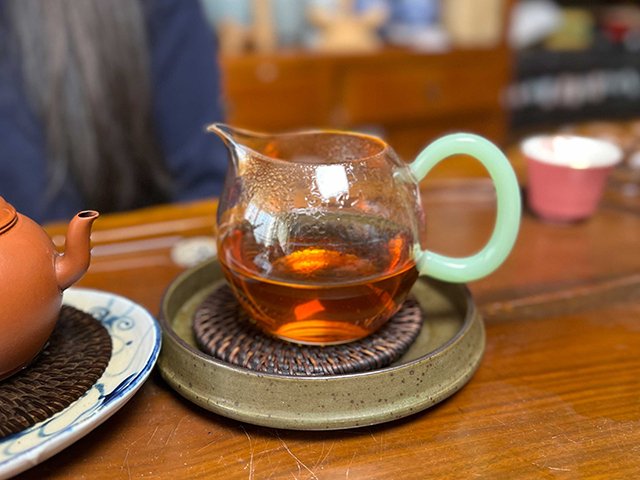 图为1986年紫天普洱茶砖300克