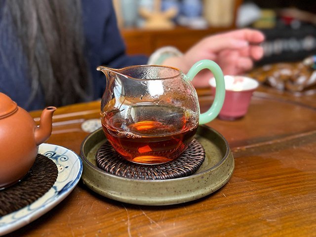 图为1986年紫天普洱茶砖300克