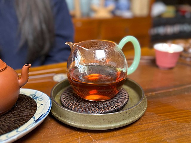 图为1986年紫天普洱茶砖300克